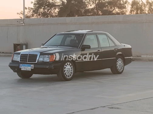 Mercedes E 200 1988 Black Automatic Used for Sale in Greater Cairo ( Cairo + Giza) - 10