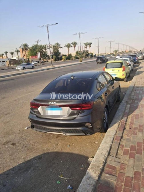 كيا جراند سيراتو 2022 رمادي غامق أوتوماتيك مستعملة للبيع في البحيرة - 1