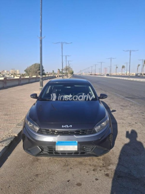 كيا جراند سيراتو 2022 رمادي غامق أوتوماتيك مستعملة للبيع في البحيرة - 2