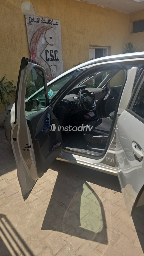 Citroën C4 Grand Picasso 2019 Beige Automatic Used for Sale in Greater Cairo ( Cairo + Giza) - 6
