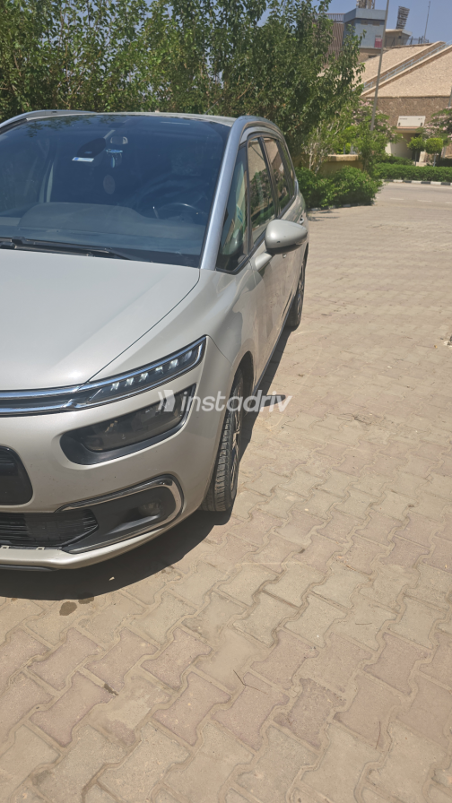 Citroën C4 Grand Picasso 2019 Beige Automatic Used for Sale in Greater Cairo ( Cairo + Giza) - 7