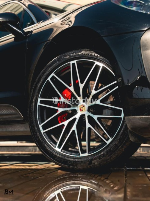 Porsche Macan 2024 Black Automatic Used for Sale in Sheikh Zayed City - 4