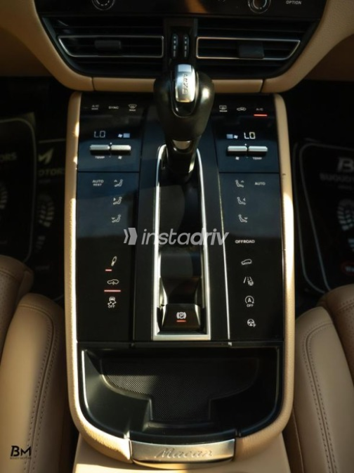 Porsche Macan 2024 Black Automatic Used for Sale in Sheikh Zayed City - 5