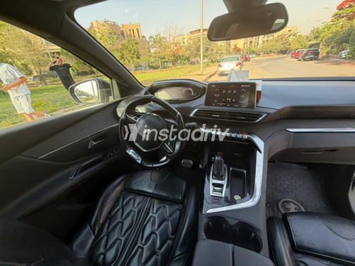 بيجو 5008 2020 رمادي أوتوماتيك مستعملة للبيع في مدينة الشيخ زايد - 8