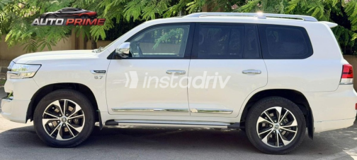 Toyota Land Cruiser 2018 White Automatic Used for Sale in Cairo - 2
