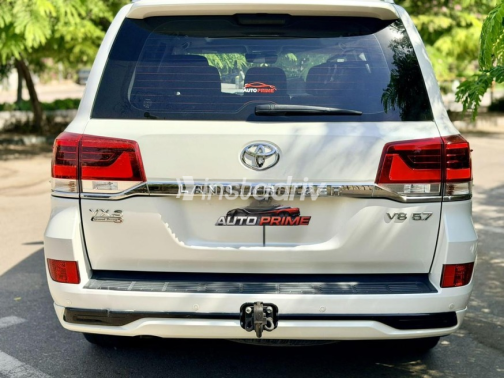 Toyota Land Cruiser 2018 White Automatic Used for Sale in Cairo - 3