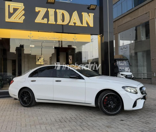 مرسيدس E 200 2017 أبيض أوتوماتيك مستعملة للبيع في مدينة الشيخ زايد - 2