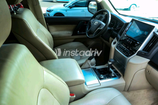 Toyota Land Cruiser 2019 White Automatic Used for Sale in Greater Cairo ( Cairo + Giza) - 7