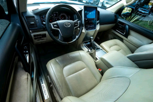 Toyota Land Cruiser 2019 White Automatic Used for Sale in Greater Cairo ( Cairo + Giza)