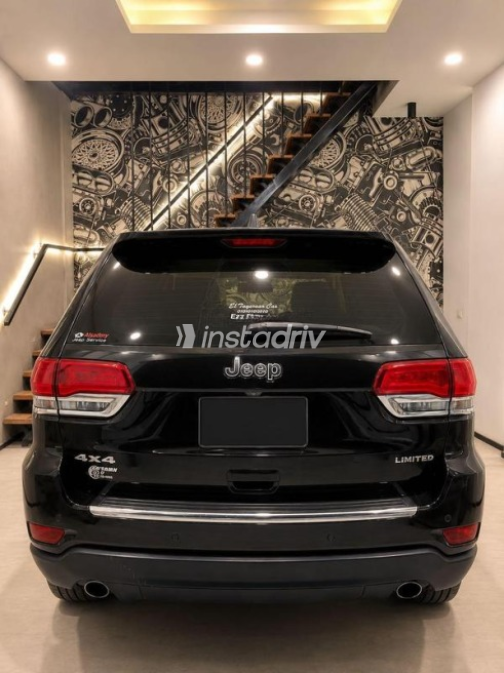 Jeep Grand Cherokee 2015 Black Automatic Used for Sale in Cairo - 7