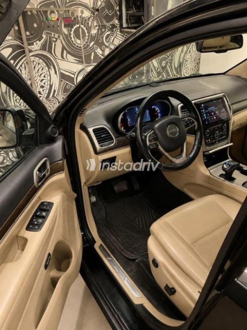 Jeep Grand Cherokee 2015 Black Automatic Used for Sale in Cairo - 8