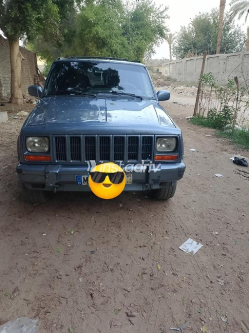 Jeep Cherokee 1998 White Manual Used for Sale in Cairo - 1