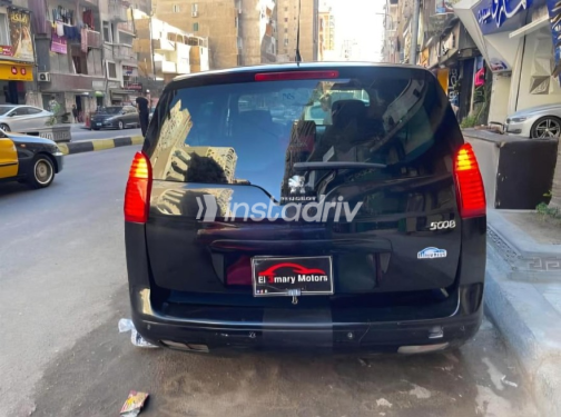 بيجو 5008 2015 أسود أوتوماتيك مستعملة للبيع في الإسكندرية - 3