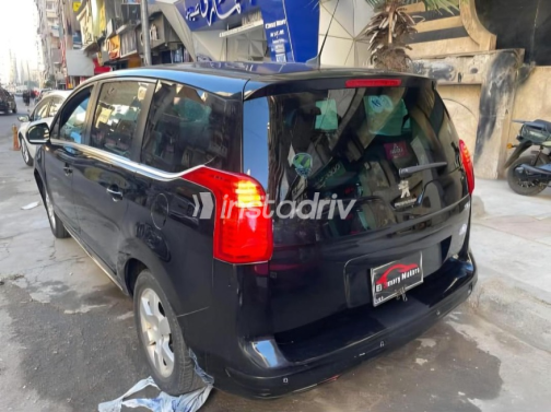 بيجو 5008 2015 أسود أوتوماتيك مستعملة للبيع في الإسكندرية - 5