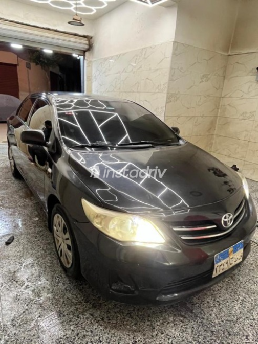 تويوتا كورولا 2013 أسود أوتوماتيك مستعملة للبيع في أسيوط - 3