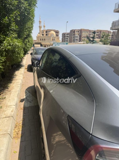 تسلا Model Y 2024 رمادي غامق أوتوماتيك مستعملة للبيع في العبور - 5