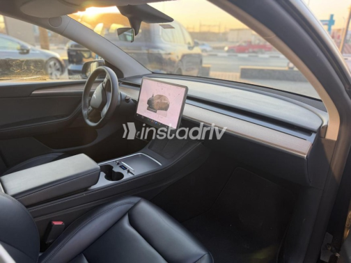 تسلا Model Y 2023 أسود أوتوماتيك مستعملة للبيع في القاهرة - 6