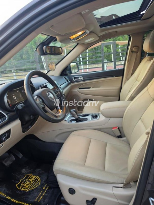 Jeep Grand Cherokee 2022 Gray Automatic Used for Sale in Cairo - 9