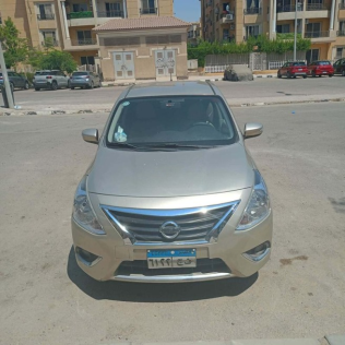 نيسان صنى 2024 ذهبي أوتوماتيك مستعملة للبيع في الجيزة