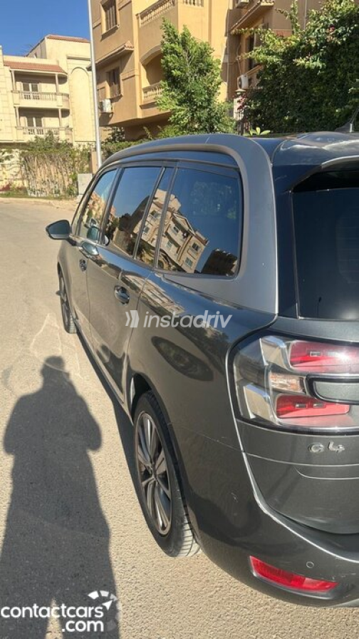 Citroën C4 Grand Picasso 2016 Gray Automatic Used for Sale in Greater Cairo ( Cairo + Giza) - 2