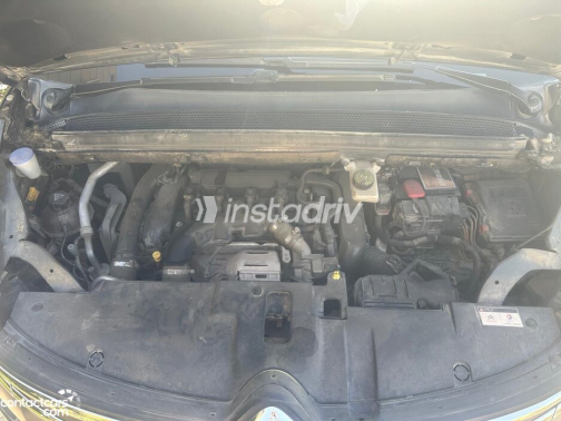 Citroën C4 Grand Picasso 2016 Gray Automatic Used for Sale in Greater Cairo ( Cairo + Giza) - 9