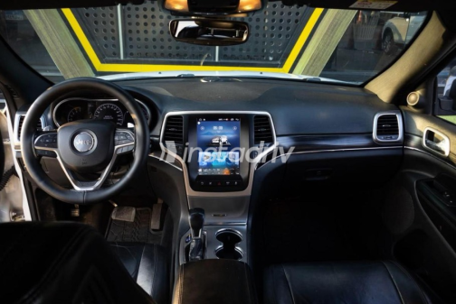 Jeep Grand Cherokee 2019 White Automatic Used for Sale in Nasr city - 9