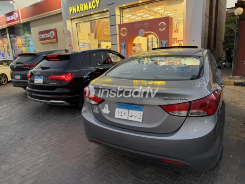 Hyundai Elantra 2013 Silver Automatic Used for Sale in Sheikh Zayed City - 5