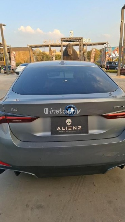بي ام دبليو I4 2022 رمادي أوتوماتيك مستعملة للبيع في مدينة الشيخ زايد - 4