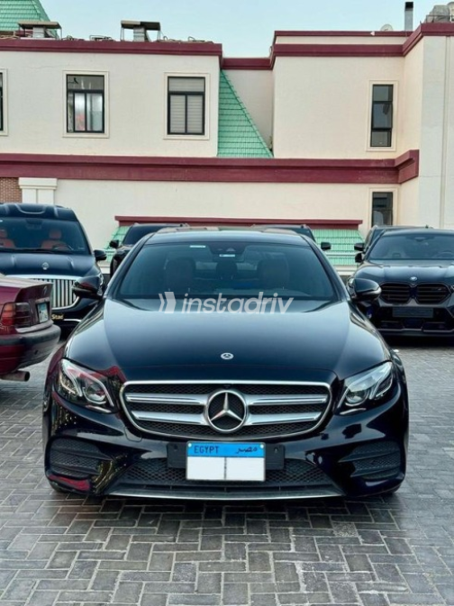 مرسيدس E 300 2020 أسود أوتوماتيك مستعملة للبيع في القاهرة - 1
