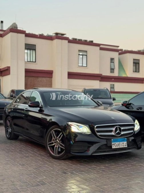 مرسيدس E 300 2020 أسود أوتوماتيك مستعملة للبيع في القاهرة - 2