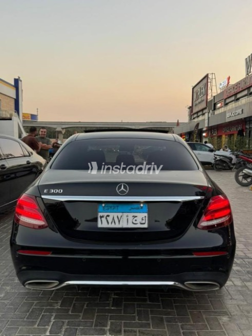 مرسيدس E 300 2020 أسود أوتوماتيك مستعملة للبيع في القاهرة - 3