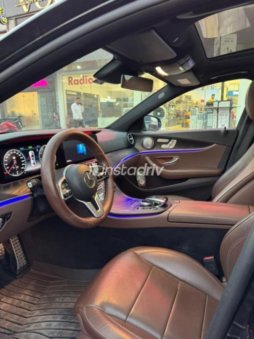مرسيدس E 300 2020 أسود أوتوماتيك مستعملة للبيع في القاهرة - 9