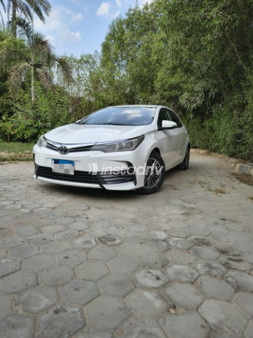 Toyota Corolla 2018 White Automatic Used for Sale in Sheikh Zayed City - 3