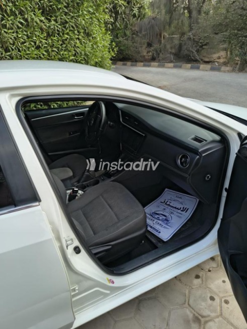Toyota Corolla 2018 White Automatic Used for Sale in Sheikh Zayed City - 7