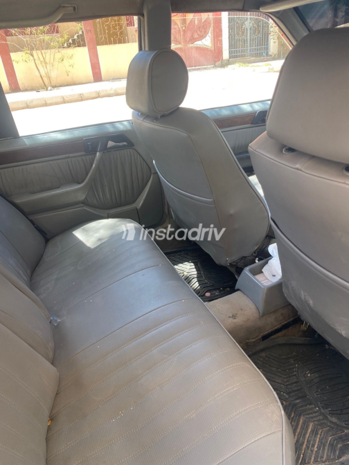 Mercedes E 200 1991 White Automatic Used for Sale in Greater Cairo ( Cairo + Giza) - 1