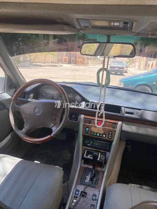 Mercedes E 200 1991 White Automatic Used for Sale in Greater Cairo ( Cairo + Giza) - 4