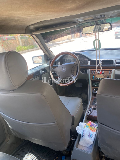 Mercedes E 200 1991 White Automatic Used for Sale in Greater Cairo ( Cairo + Giza) - 5