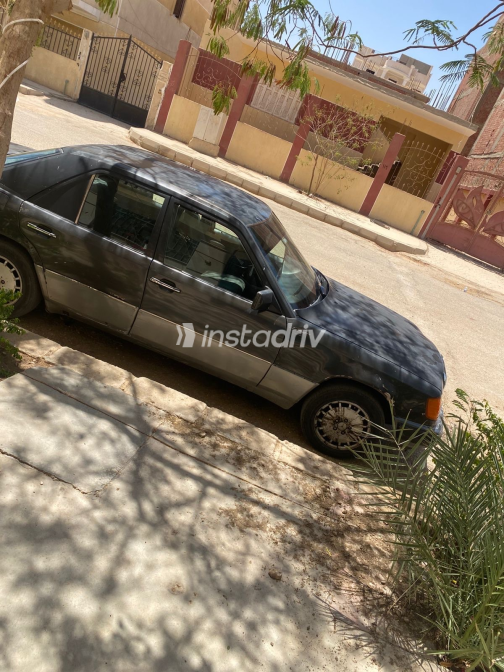 Mercedes E 200 1991 White Automatic Used for Sale in Greater Cairo ( Cairo + Giza) - 6