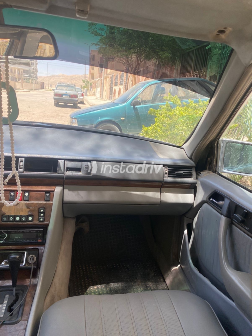 Mercedes E 200 1991 White Automatic Used for Sale in Greater Cairo ( Cairo + Giza) - 7