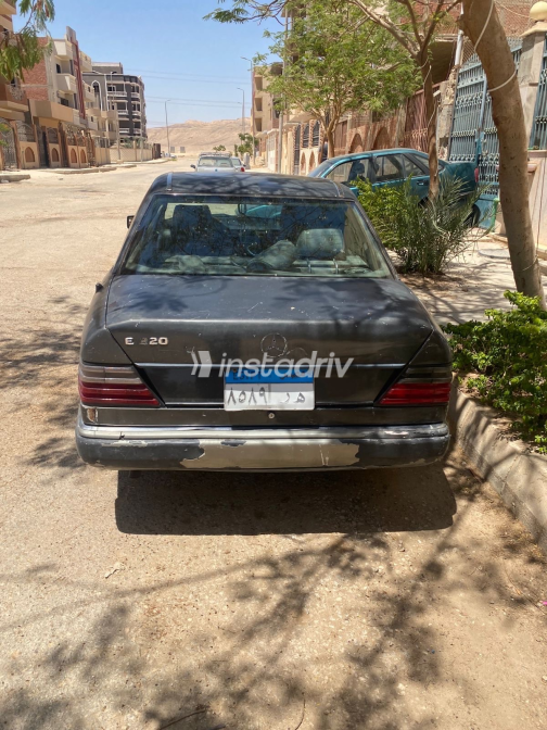 Mercedes E 200 1991 White Automatic Used for Sale in Greater Cairo ( Cairo + Giza) - 9