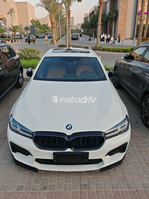 بي ام دبليو 520 2018 أبيض أوتوماتيك مستعملة للبيع في القاهرة الكبرى ( القاهرة - الجيزة) - 6