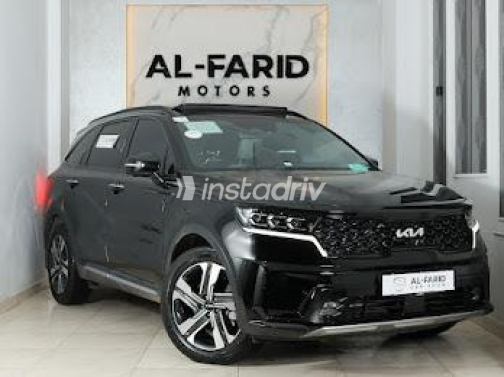 كيا سورينتو 2023 أسود أوتوماتيك مستعملة للبيع في مدينة الشيخ زايد - 3