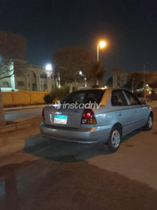 هيونداي فيرنا 2005 فضي يدوي مستعملة للبيع في مدينة الشيخ زايد - 4