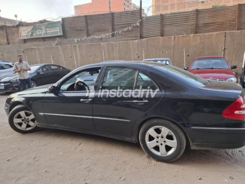 Mercedes E 320 2004 Black Automatic Used for Sale in Shubra al-Khaimah - 2