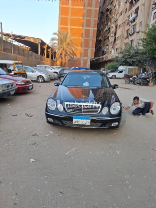 Mercedes E 320 2004 Black Automatic Used for Sale in Shubra al-Khaimah - 3