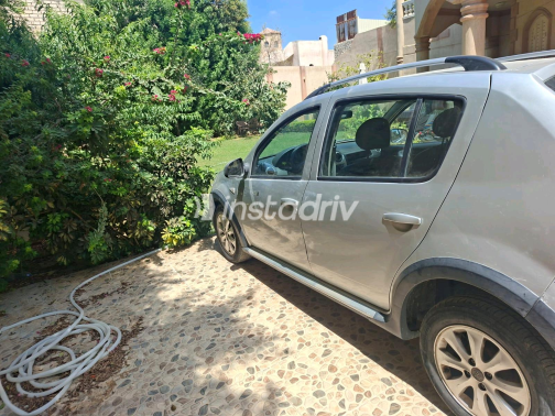Renault Sandero Step Way 2014 Silver Manual Used for Sale in Greater Cairo ( Cairo + Giza) - 2