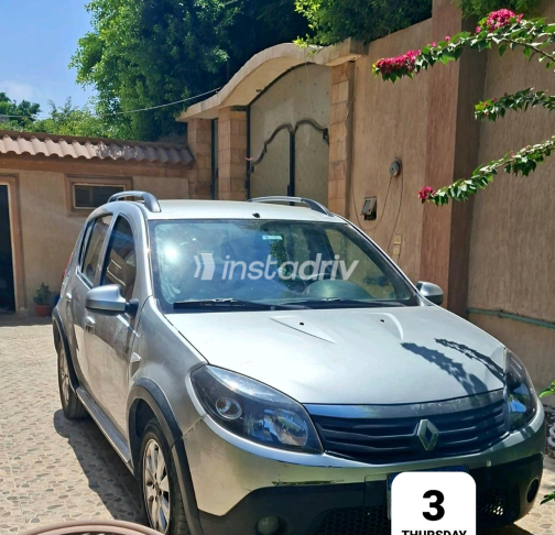 Renault Sandero Step Way 2014 Silver Manual Used for Sale in Greater Cairo ( Cairo + Giza) - 3