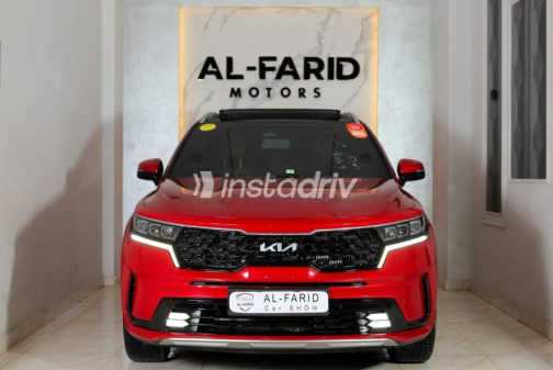 كيا سورينتو 2022 أحمر غامق أوتوماتيك مستعملة للبيع في مدينة الشيخ زايد - 3