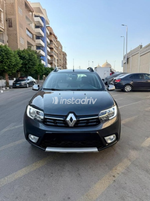 رينو سانديرو  ( ستيب  واى ) 2022 رمادي أوتوماتيك مستعملة للبيع في مصر الجديدة - 1