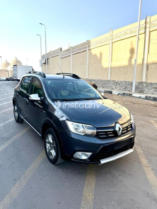 رينو سانديرو  ( ستيب  واى ) 2022 رمادي أوتوماتيك مستعملة للبيع في مصر الجديدة - 2